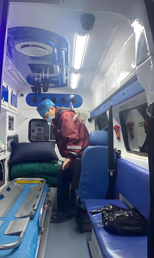 出院救护车服务-跨省120救护车转院-专业护送患者回家